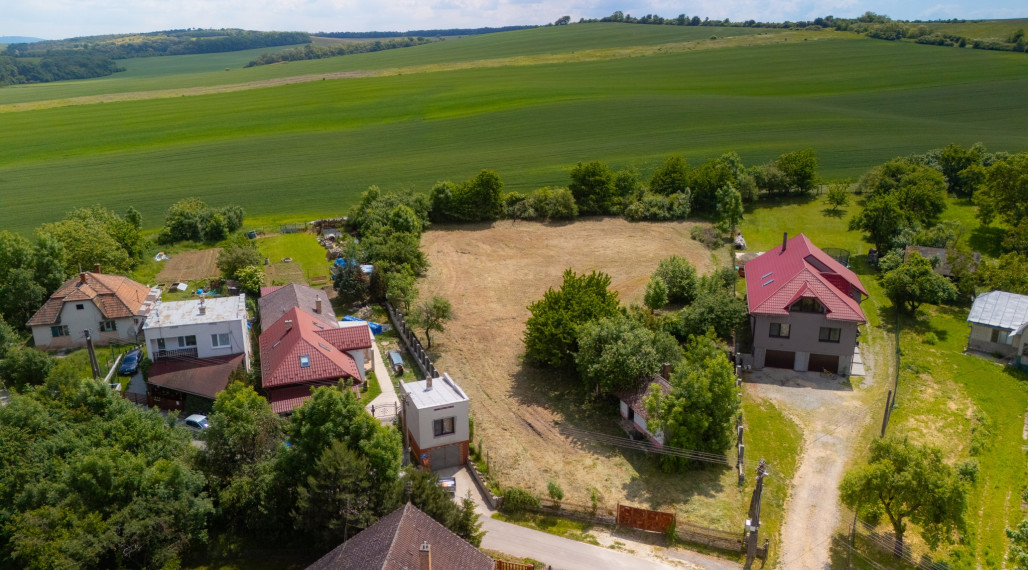 • REZERVOVANÉ• Stavebný Pozemok 3523 m2, Perín-Chym, časť Vyšný Lánec