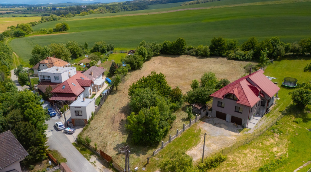 • REZERVOVANÉ• Stavebný Pozemok 3523 m2, Perín-Chym, časť Vyšný Lánec