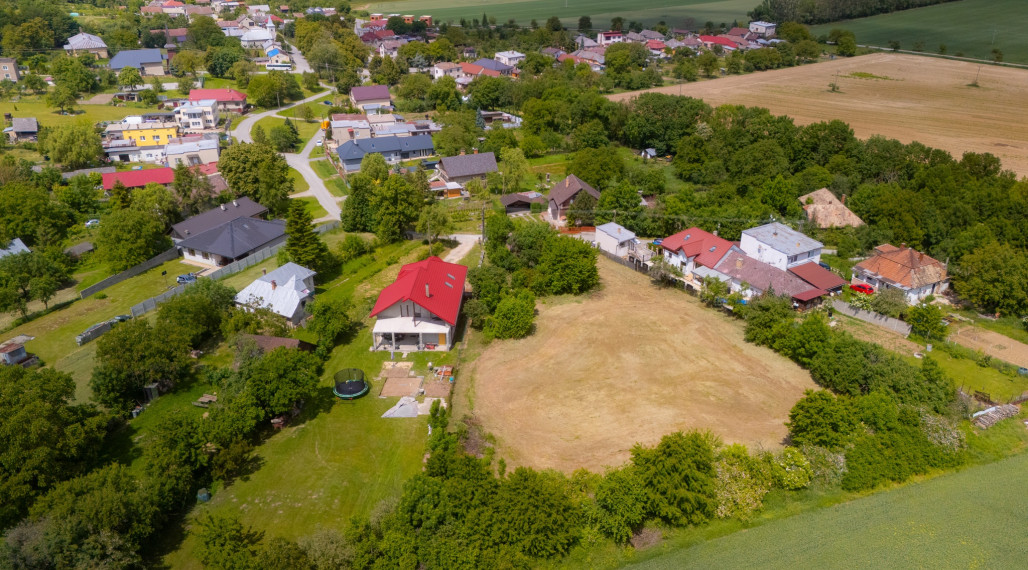 • REZERVOVANÉ• Stavebný Pozemok 3523 m2, Perín-Chym, časť Vyšný Lánec