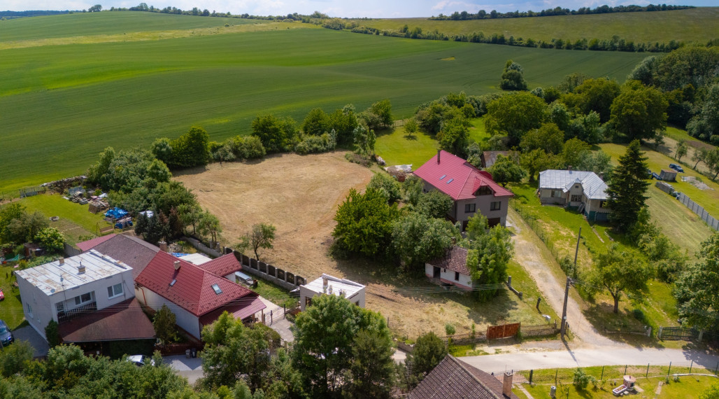• REZERVOVANÉ• Stavebný Pozemok 3523 m2, Perín-Chym, časť Vyšný Lánec