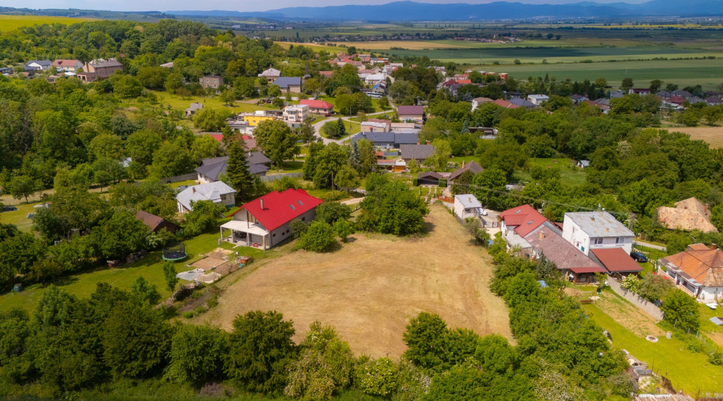 • REZERVOVANÉ• Stavebný Pozemok 3523 m2, Perín-Chym, časť Vyšný Lánec