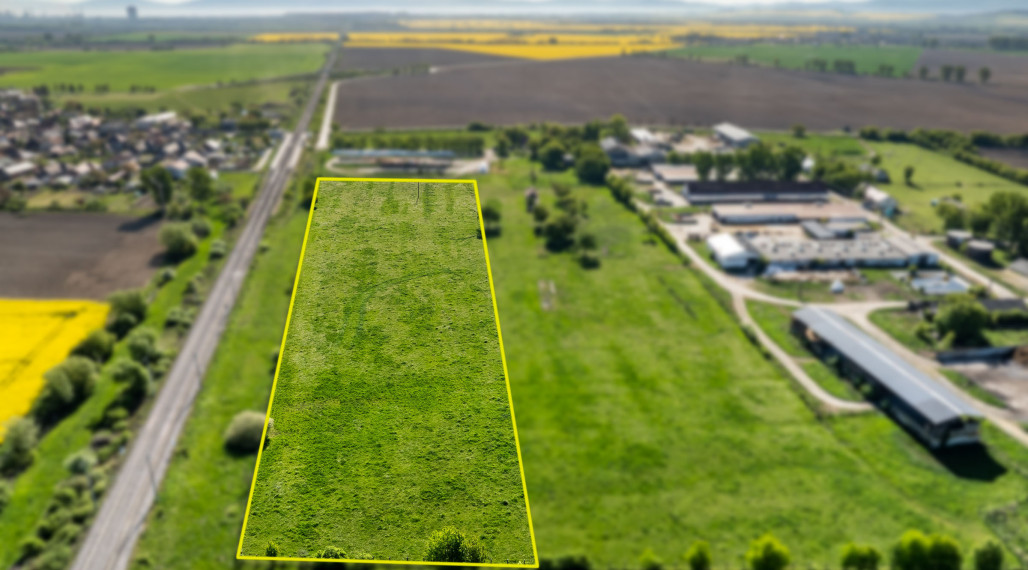 Pozemok 25.000 m2 na výstavbu Haly, 14 km od Košíc