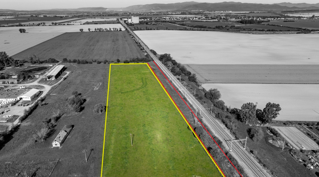 Pozemok 25.000 m2 pre výstavbu Haly, 14 km od Košíc