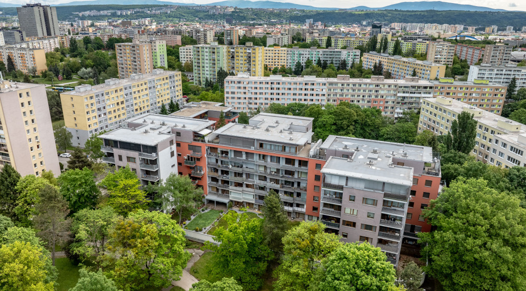 • REZERVOVANÉ • Priestranný 2 izb. byt, 67 m2 v Novostavbe, ul. Obrody