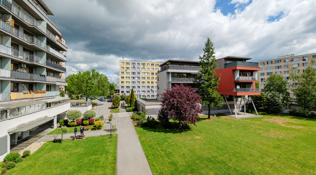 • REZERVOVANÉ • Priestranný 2 izb. byt, 67 m2 v Novostavbe, ul. Obrody