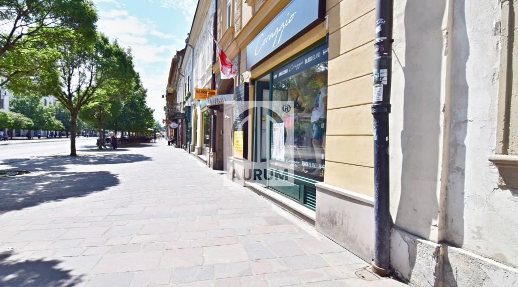 Obchodné priestory 57 m2 s výkladom na Hlavnej ul.