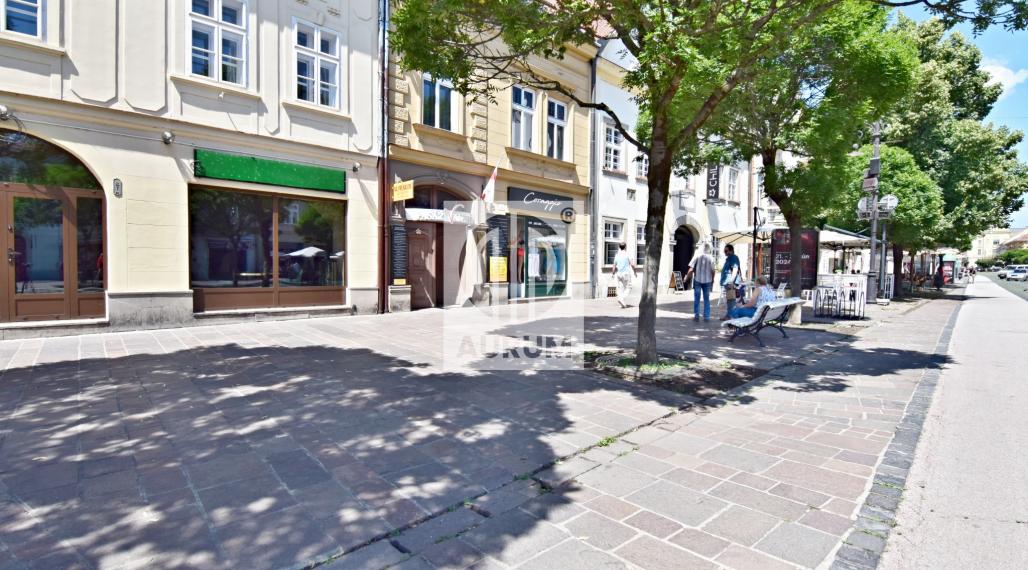 Obchodné priestory 57 m2 s výkladom na Hlavnej ul.