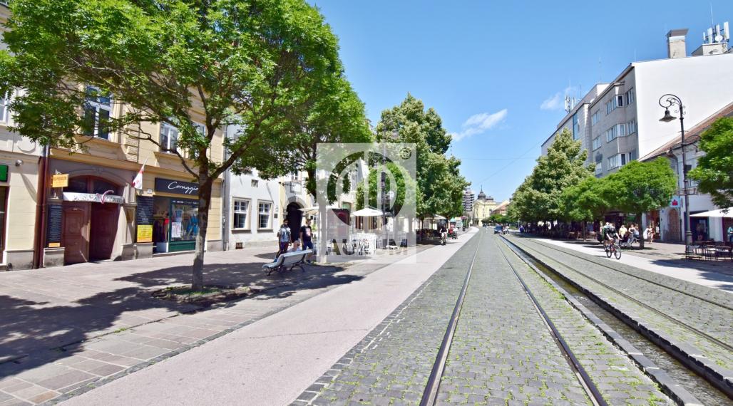 Obchodné priestory 57 m2 s výkladom na Hlavnej ul.