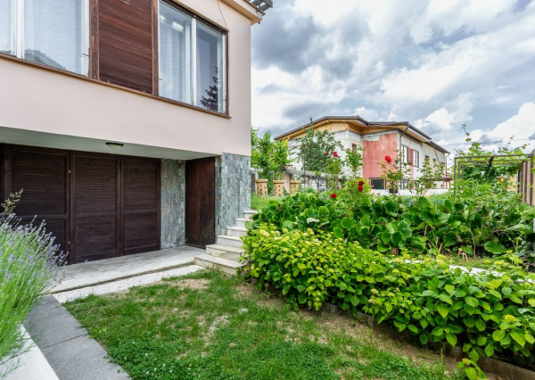NA PREDAJ 7 izb. Rodinná Vila 389 m2, ul. Ďumbierska, KE - Sever