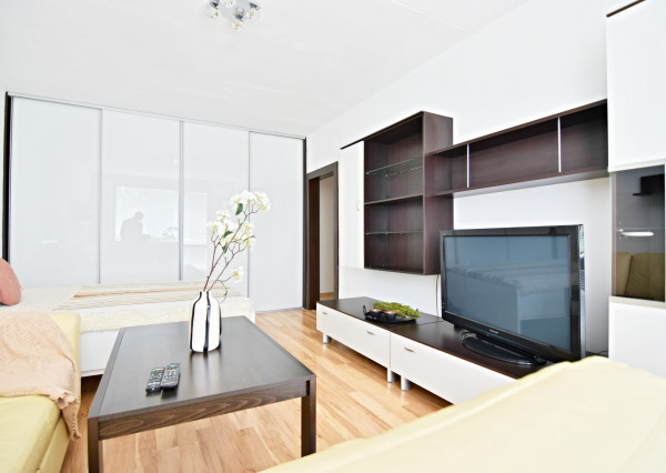 • REZERVOVANÉ • 1 izbový byt pri AUPARKU, 2x LO, 42 m2, Jantárová